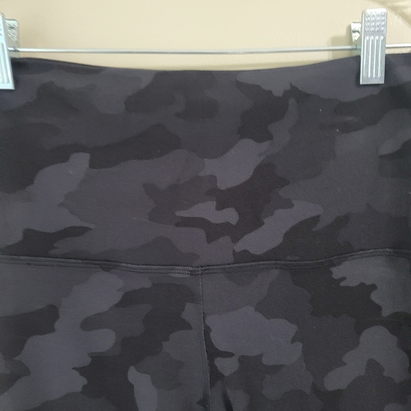 Lululemon Align High Rise Bike Shorts 8" Inseam Gray & Black Camo Size 10 - Picture 2 of 5